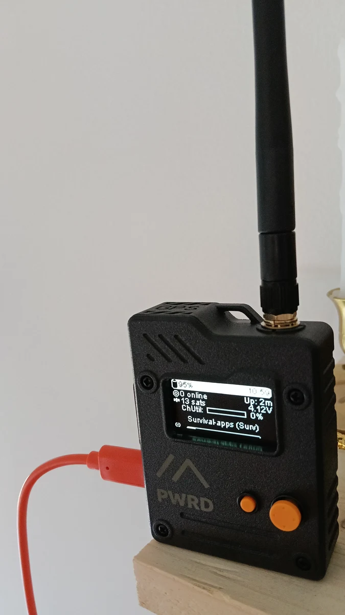 schermo OLED del dispositivo acceso con dati di batteria, satelliti GPS e nome del nodo Survival-apps